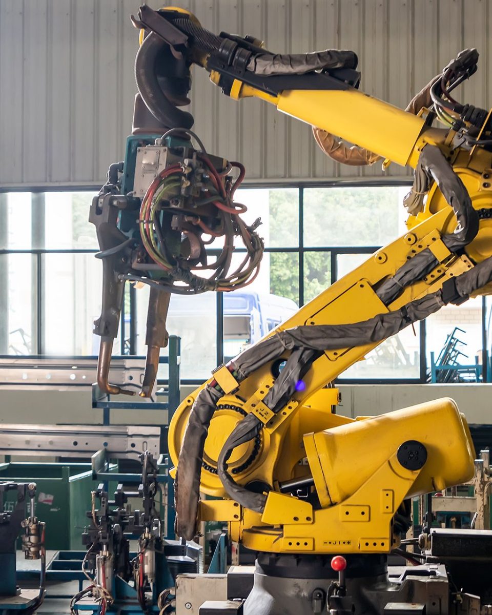 robot-arm-is-production-line-1 robot-arm-is-production-line-1